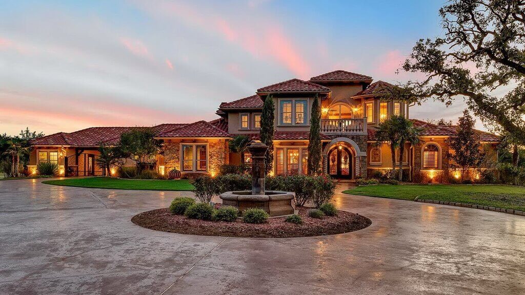 Luxurious Mediterranean Style House