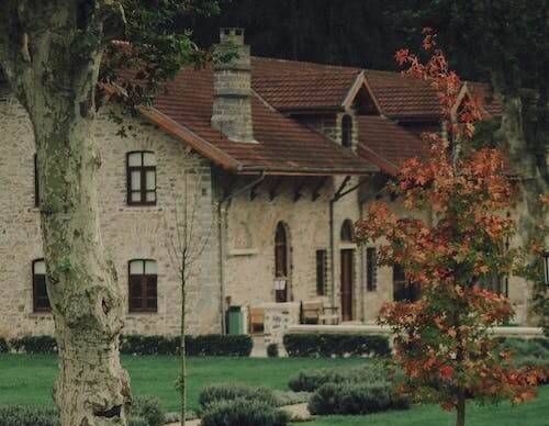 characteristic of queen anne house