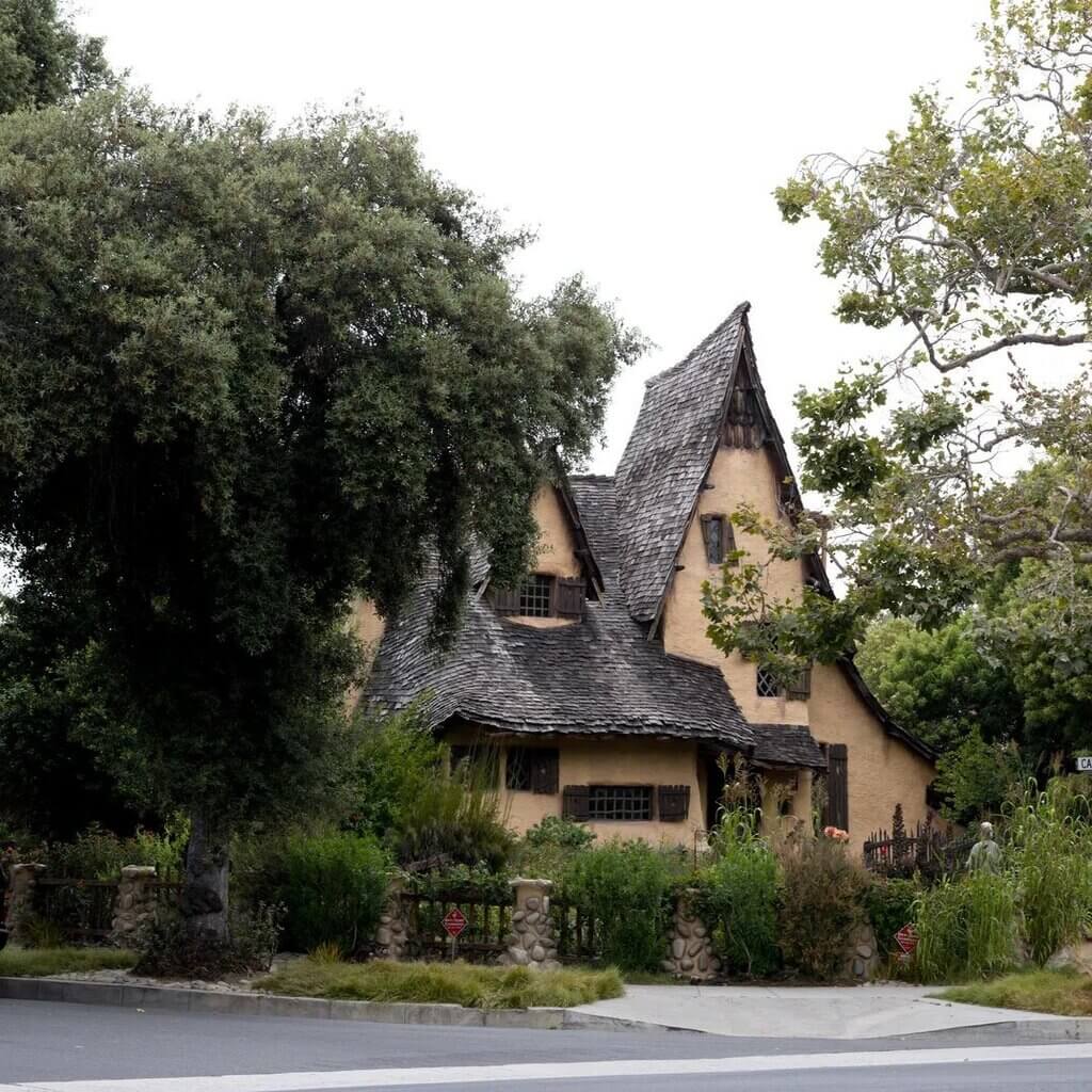 Hobbit House-Medieval Cottage