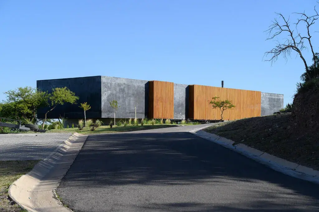 ar arquitectos black concrete house argentina