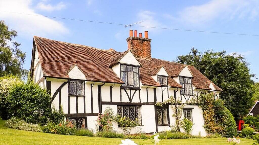 what is a tudor house