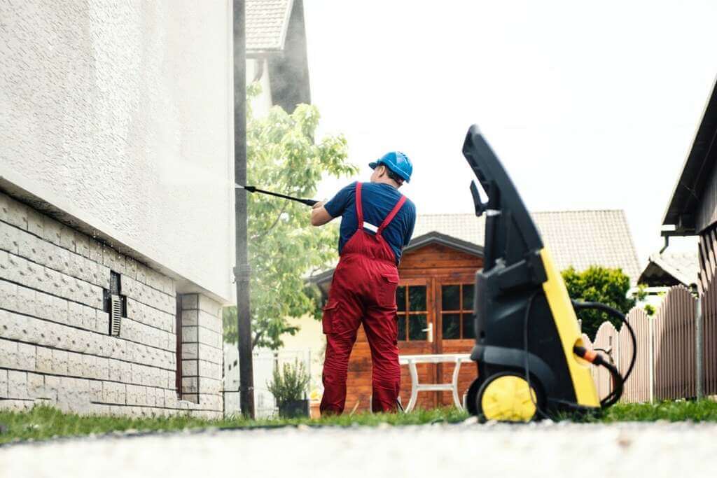 wash the exterior of the house