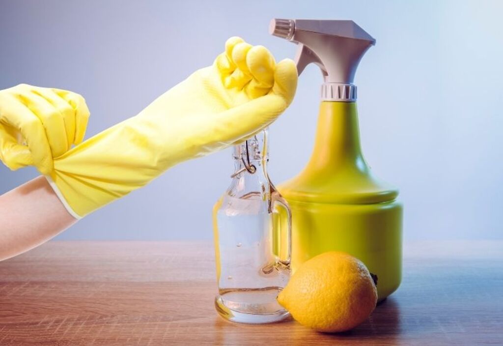 How to Clean Glass Shower Doors With Lemon Juice
