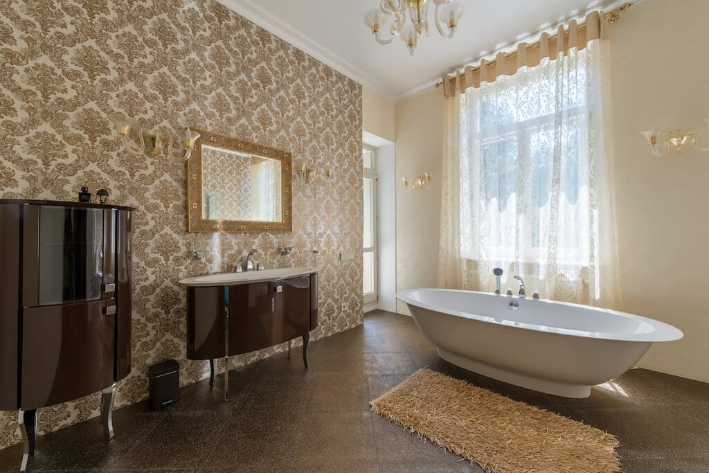 Oval shaped bathtub