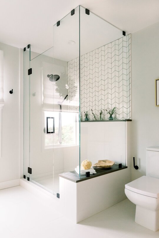 Shower with ledge